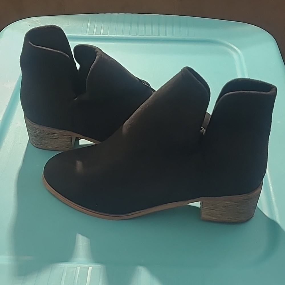 Seven7 Stylish Black Ankle Boots Size 8 NWT